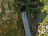 Ein weiterer Wasserfall im Schatten darüber